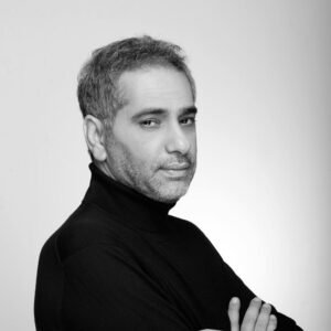 محمد فضل شاكر يحتفل بالإفراج عن والده ويشوق الجمهور لعودته