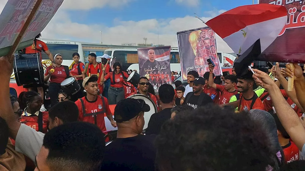 استقبال جماهيري لبعثة منتخب مصر في مطار العلمين الجديدة بعد العودة من كأس العالم 2026.