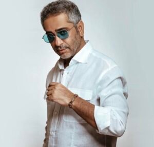 محمد فضل شاكر يحتفل بالإفراج عن والده ويشوق الجمهور لعودته