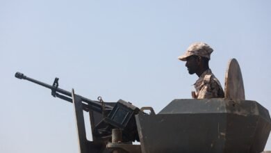 السعودية والحوثيون يتبادلون إطلاق النار والدفاع الجوي يعترض هجوما على مصفاة نفط