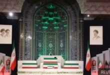 نساء إيرانيات يرفعن صور المرشد الراحل علي خامنئي خلال مراسم التشييع في طهران 2026