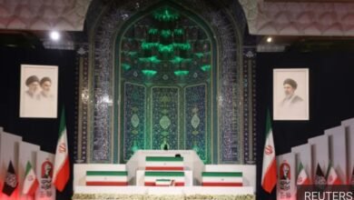 نساء إيرانيات يرفعن صور المرشد الراحل علي خامنئي خلال مراسم التشييع في طهران 2026