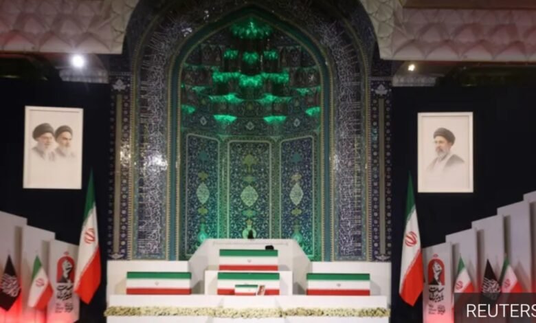 نساء إيرانيات يرفعن صور المرشد الراحل علي خامنئي خلال مراسم التشييع في طهران 2026