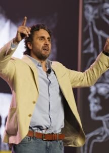 هشام ماجد يحتفل بنجاح «خيال مريض» ويدعم المنتخب المصري