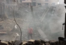 فرق الإنقاذ تبحث عن ضحايا تحت أنقاض المنازل المدمرة في غزة