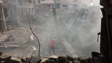 فرق الإنقاذ تبحث عن ضحايا تحت أنقاض المنازل المدمرة في غزة