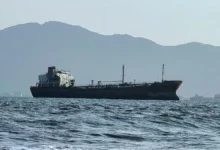 عملية إنقاذ طاقم السفينة الهندية بعد غرقها في البحر الأحمر.