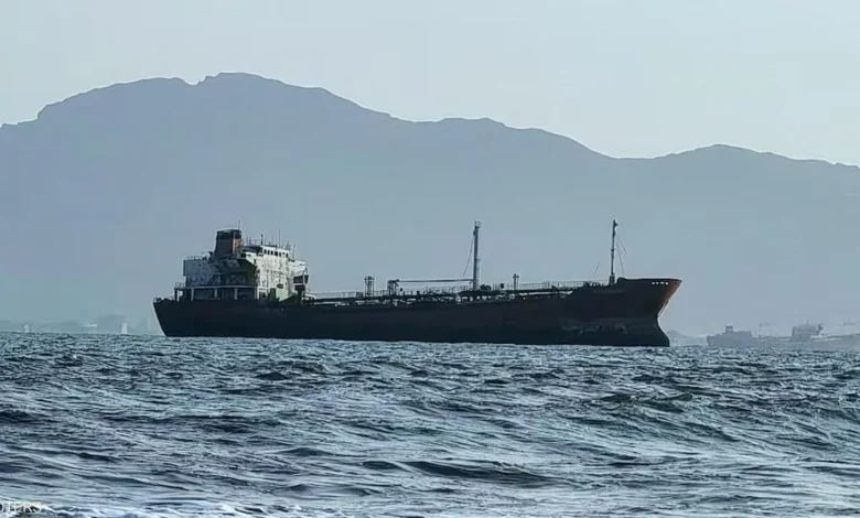 عملية إنقاذ طاقم السفينة الهندية بعد غرقها في البحر الأحمر.