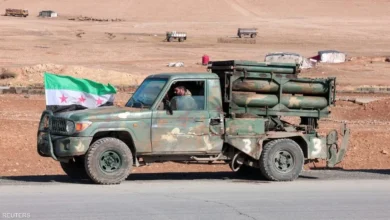عناصر من الجيش السوري في حالة انتشار قرب الحدود مع العراق.