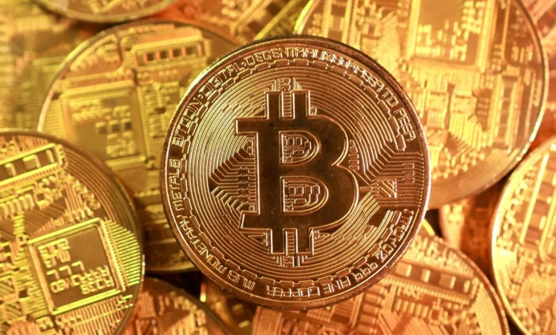 بتكوين تقترب من 72 ألف دولار بالتزامن مع تحركات لتنظيم سوق العملات المشفرة