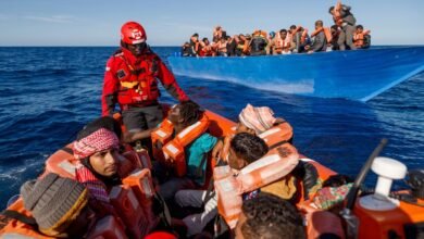 عناصر أمن مغربية قرب الحدود مع سبتة خلال متابعة محاولات العبور.