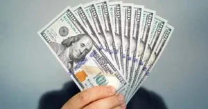 تراجع سعر الدولار مقابل الجنيه خلال منتصف تعاملات اليوم