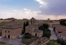 مشهد عام لقرية أبيانوسا دي مونيو في شمال إسبانيا قبل الكسوف الكلي للشمس.