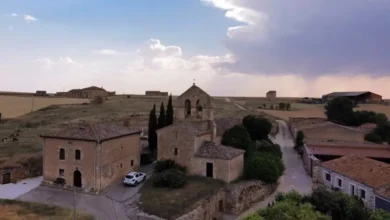مشهد عام لقرية أبيانوسا دي مونيو في شمال إسبانيا قبل الكسوف الكلي للشمس.