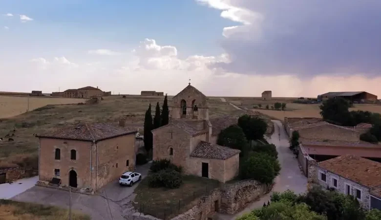 مشهد عام لقرية أبيانوسا دي مونيو في شمال إسبانيا قبل الكسوف الكلي للشمس.