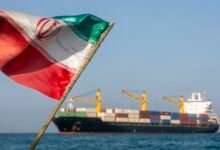 مضيق هرمز مع سفن تجارية تعبر الممر البحري.