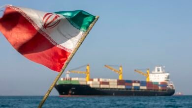 مضيق هرمز مع سفن تجارية تعبر الممر البحري.