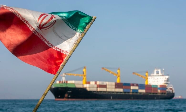 مضيق هرمز مع سفن تجارية تعبر الممر البحري.