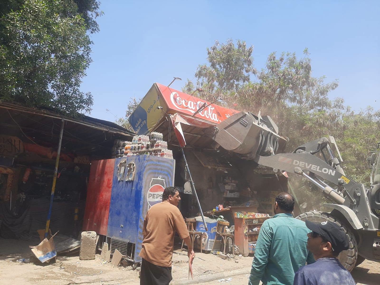 إزالة الأكشاك والمقاهي المخالفة ومصادرة عربات الطعام