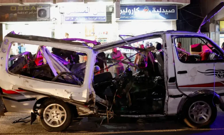 آثار انفجار عبوة ناسفة استهدفت حافلة ركاب في مدينة جرمانا قرب دمشق.