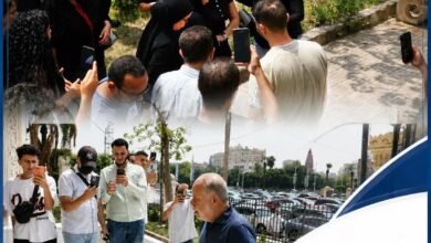لحظة مؤثرة.. نجل محمد التاجي ينهار في جنازة والده