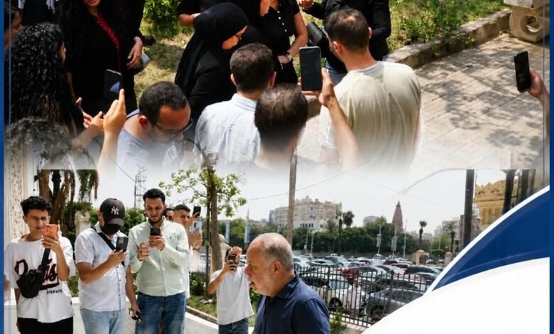 لحظة مؤثرة.. نجل محمد التاجي ينهار في جنازة والده