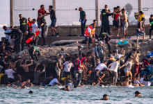 كيف سبح 60 ألف شخص إلى الأراضي الإسبانية