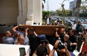 لحظة مؤثرة.. نجل محمد التاجي ينهار في جنازة والده