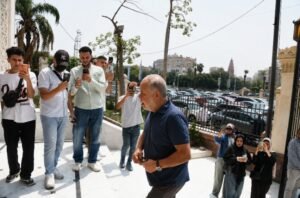 لحظة مؤثرة.. نجل محمد التاجي ينهار في جنازة والده