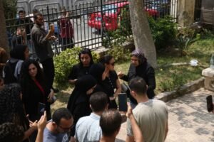 لحظة مؤثرة.. نجل محمد التاجي ينهار في جنازة والده