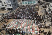 تشييع جثامين ضحايا من حي الصبرة في غزة بعد انتشالها من تحت الأنقاض.