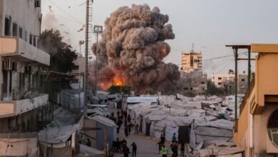 آثار غارة في قطاع غزة وسط استمرار العمليات العسكرية.