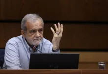 بزشكيان يحذر من اتساع الخلافات..وفقًا لتقرير نشرته وكالة رويترز، تدخل أزمة مضيق هرمز مرحلة دقيقة مع تزايد التحركات الدبلوماسية لإعادة تنظيم الملاحة عبر الممر الحيوي،