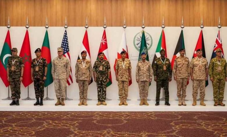 سفن تعبر البحر الأحمر ضمن ممرات الملاحة الدولية.