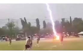 فيديو يوثق لحظة صاعقة تضرب مباراة كرة قدم