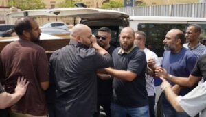لحظة مؤثرة.. نجل محمد التاجي ينهار في جنازة والده