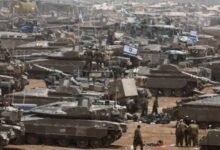 إسرائيل توسع الحواجز داخل غزة وسط نزوح آلاف الفلسطينيين