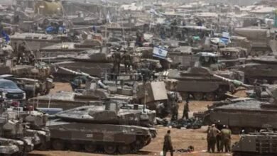 إسرائيل توسع الحواجز داخل غزة وسط نزوح آلاف الفلسطينيين