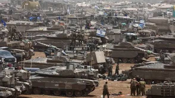 إسرائيل توسع الحواجز داخل غزة وسط نزوح آلاف الفلسطينيين