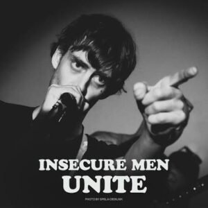 اتهامات بالعنف تُسقط نجم «Insecure Men» من المشهد الموسيقي