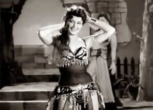 نجوى فؤاد.. من طفولة قاسية إلى عرش الرقص والسينما