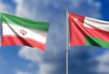 مضيق هرمز مع سفن تجارية وسط تصاعد التوترات الإقليمية.