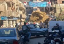 حادث أعلى كوبري الباجور.. سيارة محملة بالتبن تكسر الحاجز الحديدي