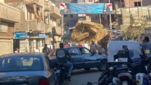 حادث أعلى كوبري الباجور.. سيارة محملة بالتبن تكسر الحاجز الحديدي