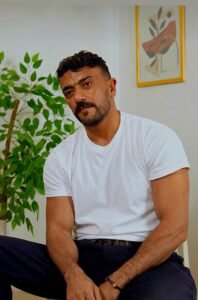 أحمد العوضي يكرر اعتذاره بعد جدل تصريحاته عن المرأة وياسمين