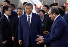 مصر تستقبل الرئيس الصيني شي جين بينغ ..استقبل الرئيس المصري عبد الفتاح السيسي نظيره الصيني شي جين بينغ في القاهرة