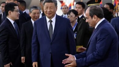 مصر تستقبل الرئيس الصيني شي جين بينغ ..استقبل الرئيس المصري عبد الفتاح السيسي نظيره الصيني شي جين بينغ في القاهرة
