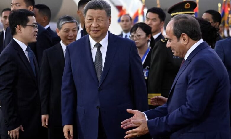 مصر تستقبل الرئيس الصيني شي جين بينغ ..استقبل الرئيس المصري عبد الفتاح السيسي نظيره الصيني شي جين بينغ في القاهرة
