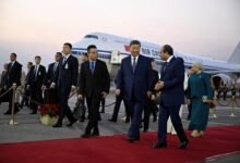 شي جين بينغ يصل إلى مصر وسط تهديدات أمريكية..وصل الرئيس الصيني شي جين بينغ إلى القاهرة في زيارة نادرة إلى منطقة الشرق الأوسط