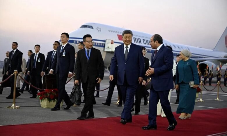 شي جين بينغ يصل إلى مصر وسط تهديدات أمريكية..وصل الرئيس الصيني شي جين بينغ إلى القاهرة في زيارة نادرة إلى منطقة الشرق الأوسط